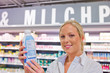 Frau kauft Milch im Supermarkt