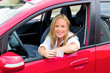 Junge Frau mit Führerschein