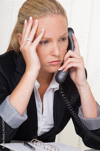 Photo: frustrierte Frau mit Telefon im Büro frustrierte Frau mit Telefon im Büro