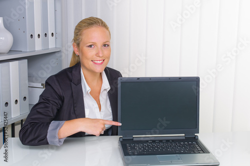 Photo: Frau im Büro mit Laptop Computer Frau im Büro mit Laptop Computer