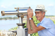 Foto: Man looking through telescope Man looking through telescope