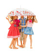 Foto: Barefoot children under an umbrella Barefoot children under an umbrella