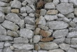Mur de pierres emprisonné dans un grillage