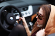 junge Frau im Cabrio