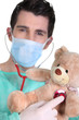 Foto: doctor listening to teddy bear heartbeat doctor listening to teddy bear heartbeat