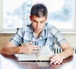 Foto: Hispanic teenager reading the Bible Hispanic teenager reading the Bible
