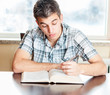 Foto: Hispanic teenager reading the Bible Hispanic teenager reading the Bible