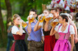 Foto: Im Biergarten - Freunde trinken Bier in Bayern Im Biergarten - Freunde trinken Bier in Bayern