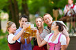 Foto: Im Biergarten - Freunde trinken Bier in Bayern Im Biergarten - Freunde trinken Bier in Bayern