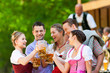 Foto: Im Biergarten - Freunde trinken Bier in Bayern Im Biergarten - Freunde trinken Bier in Bayern