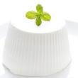 Ricotta fresca su sfondo bianco