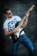 Mann mit E-Gitarre