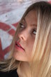 Foto: Beautiful blond portrait, near a graffiti wall Beautiful blond portrait, near a graffiti wall