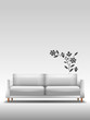Sofa vor Wand mit Blumensticker