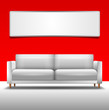 Sofa vor roter Wand mit Bild