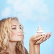Foto: Pretty girl holding spa stones Pretty girl holding spa stones