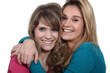 Foto: two girlfriends embracing two girlfriends embracing