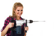 Junge Handwerkerin bohrt und lacht