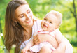Foto: Beautiful Mother And Baby outdoors. Nature Beautiful Mother And Baby outdoors. Nature