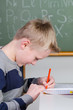schuljunge macht seine aufgaben
