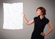 Foto: Young girl holding crumpled white paper copy space Young girl holding crumpled white paper copy space
