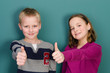 kinder halten daumen hoch