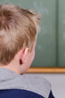 Photo: schüler schaut auf die tafel schüler schaut auf die tafel