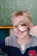 Photo: schüler schaut durch eine lupe schüler schaut durch eine lupe