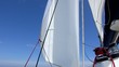Segelboot in Fahrt - Video unter blauem Himmel