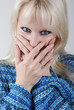 Foto: woman hiding her mouth with her hands woman hiding her mouth with her hands