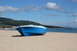 Blaues Boot am Sandstrand