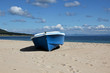 Blaues Boot am Sandstrand