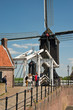 Zugbrücke und Windmühle