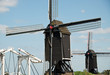 Zugbrücke vor Windmühlen