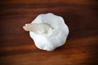 Foto: Whole garlic bulb or head of garlic cloves on a wooden desk Whole garlic bulb or head of garlic cloves on a wooden desk