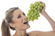 Foto: Model Released. Young Woman Holding a Bunch of Grapes Model Released. Young Woman Holding a Bunch of Grapes