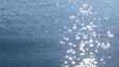 Die Sonne glitzert im blauen Meer - Video
