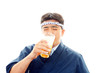 ビールを飲む寿司職人