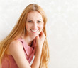 Foto: Portrait of happy cheerful smiling young beautiful blond woman Portrait of happy cheerful smiling young beautiful blond woman