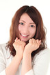 笑顔の若い女性