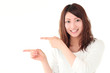 勧める若い女性