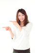 勧める若い女性