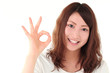 OKする若い女性