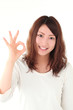 OKする若い女性