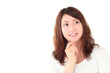 悩む若い女性
