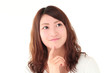 悩む若い女性