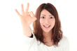 OKする若い女性