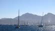 Segelboote am Start vor einer Regatta