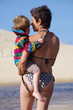 maman et son fils à la plage