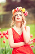 attraktive junge frau mit blumenkranz auf dem kopf im sommer